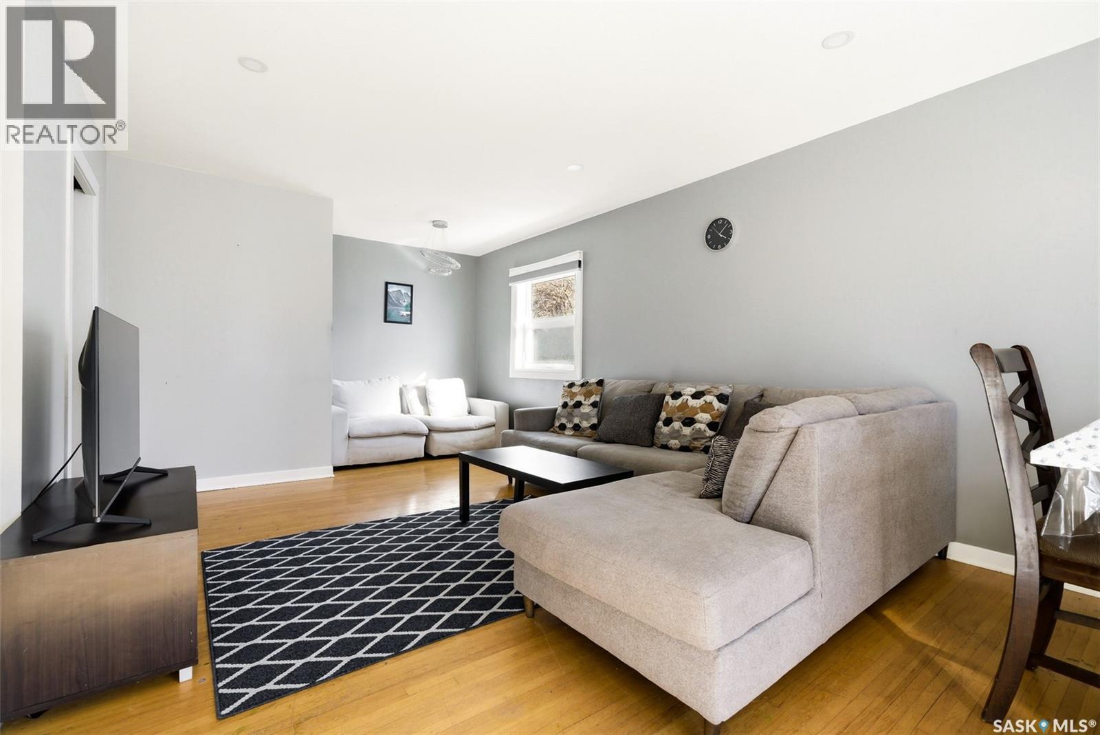 33 Scott Street, Regina, SK - Indoor Photo Showing Living Room
