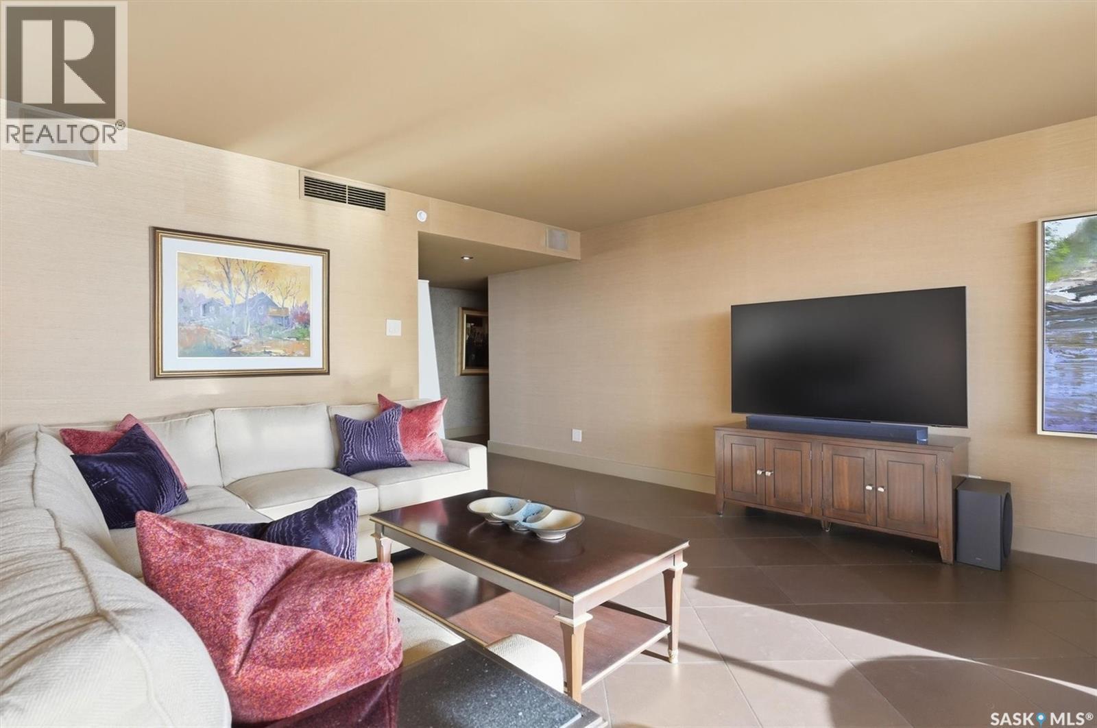 1001 730 Spadina Crescent E, Saskatoon, SK - Indoor Photo Showing Living Room