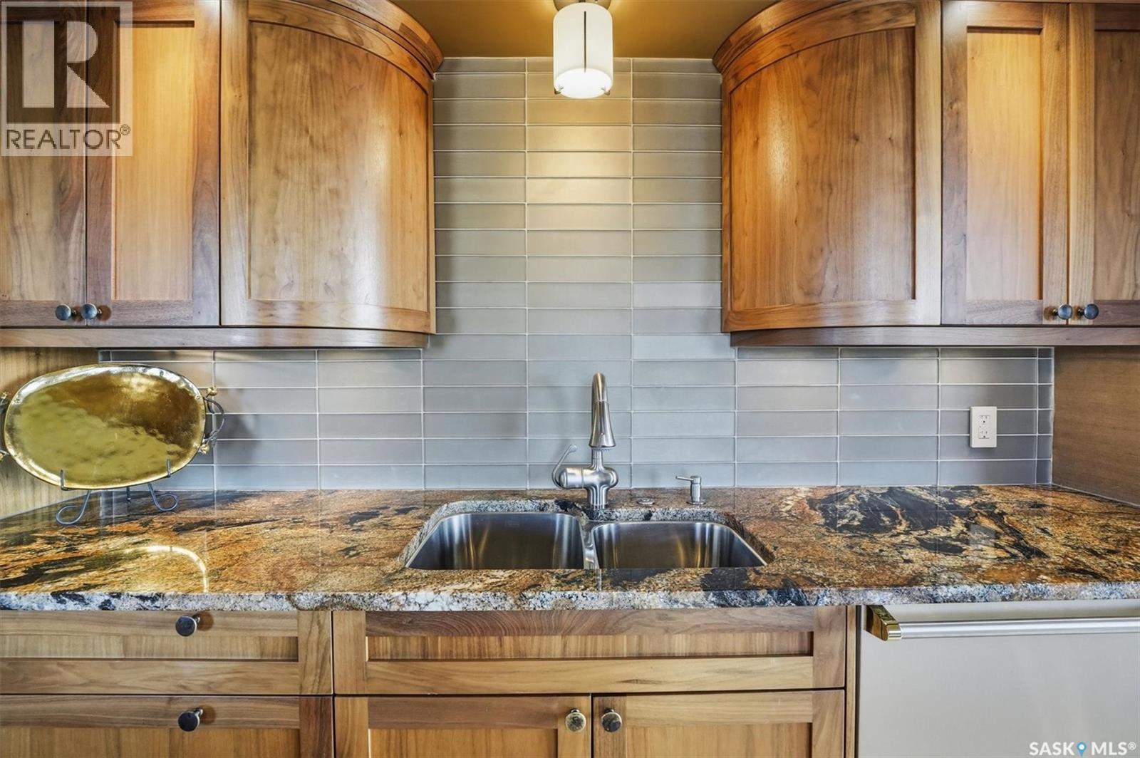 1001 730 Spadina Crescent E, Saskatoon, SK - Indoor Photo Showing Kitchen With Double Sink