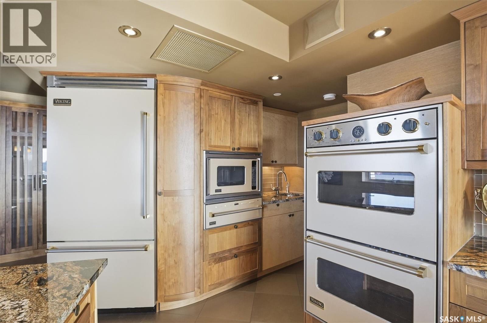 1001 730 Spadina Crescent E, Saskatoon, SK - Indoor Photo Showing Kitchen