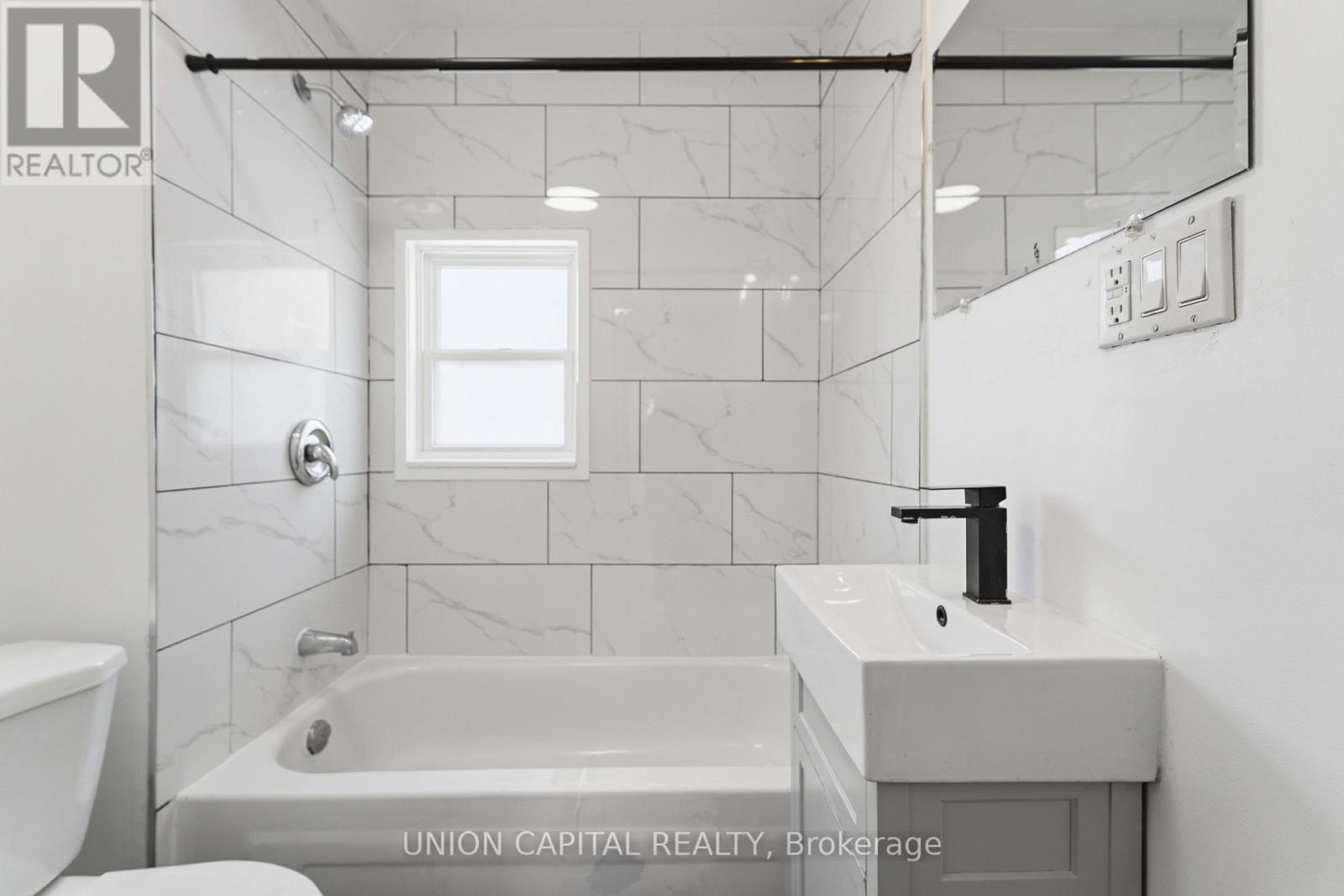 103 Case Street, Hamilton, ON - Indoor Photo Showing Bathroom