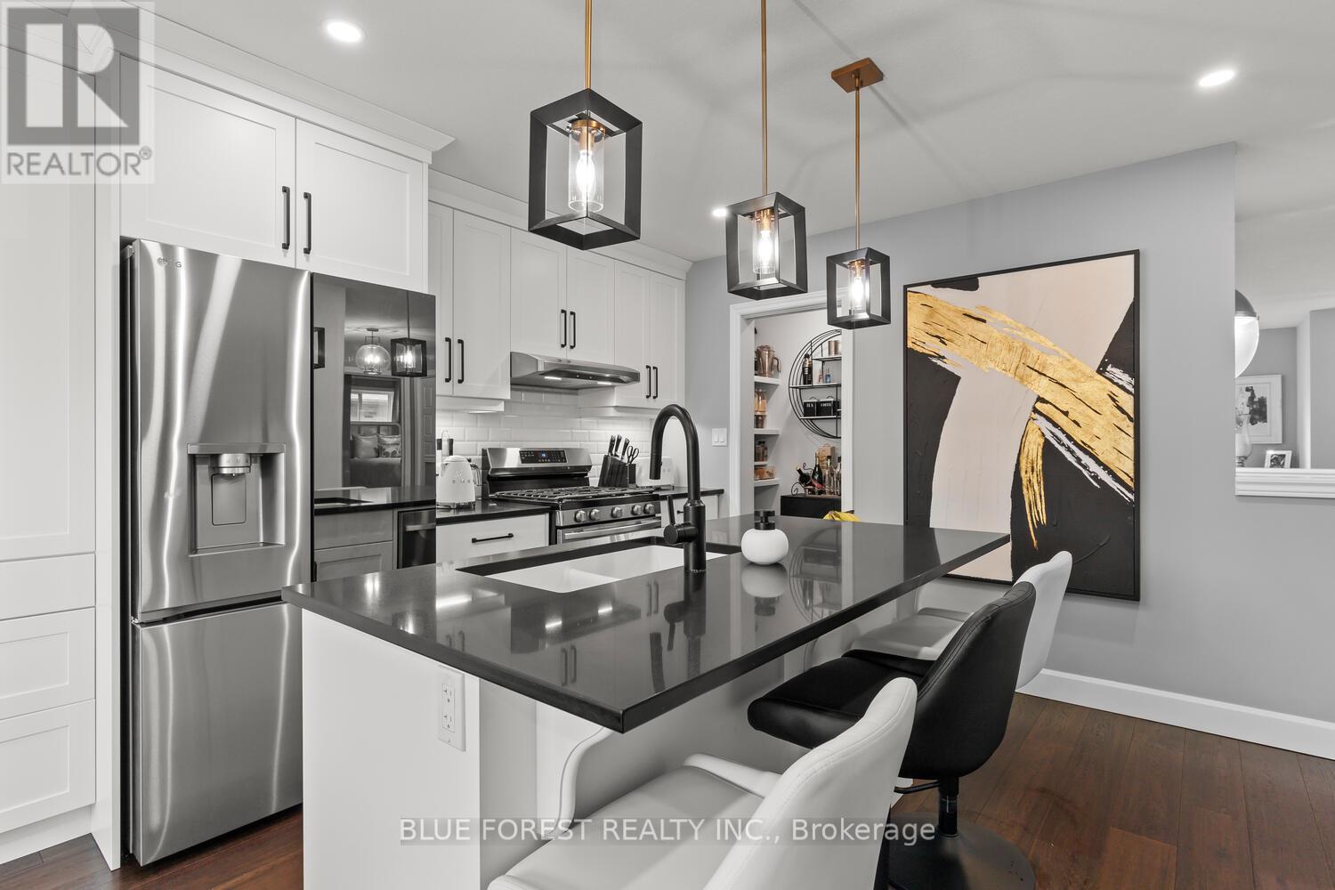 28 Weir Crescent, St. Thomas, ON - Indoor Photo Showing Kitchen With Upgraded Kitchen