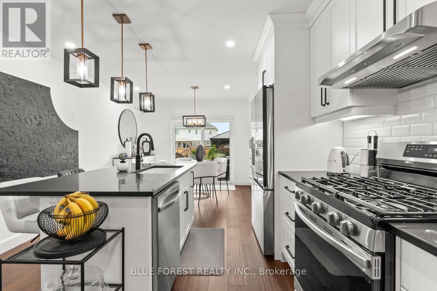 28 Weir Crescent, St. Thomas, ON - Indoor Photo Showing Kitchen With Upgraded Kitchen