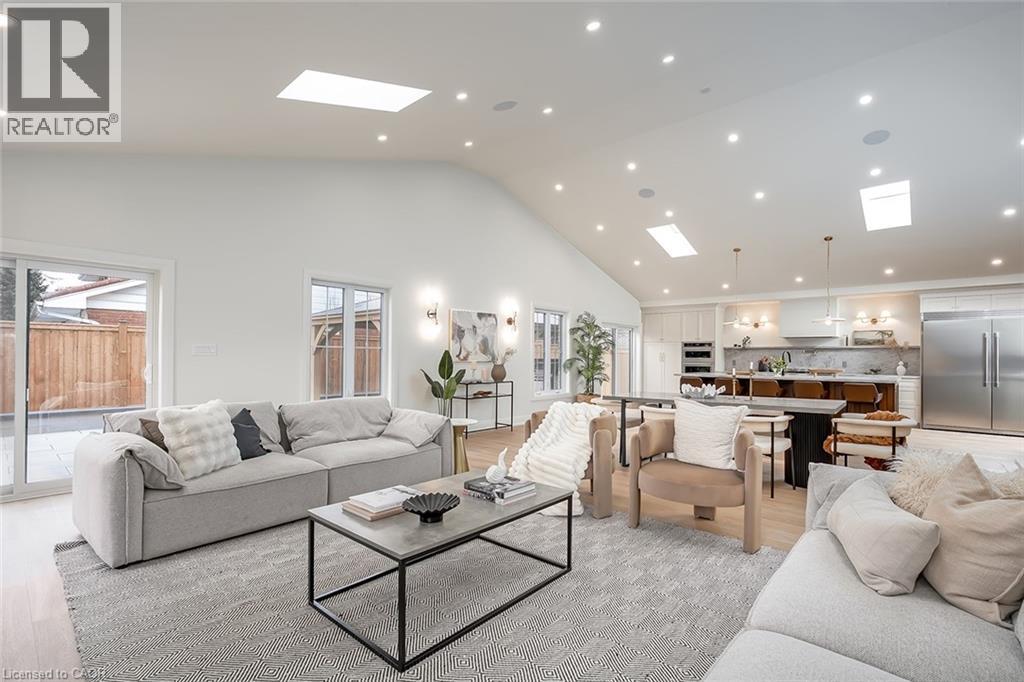 251 Glen Afton Drive, Burlington, ON - Indoor Photo Showing Living Room