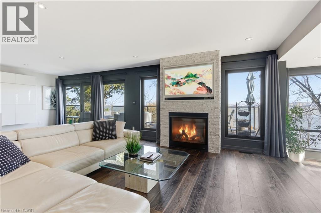 868 Danforth Place, Burlington, ON - Indoor Photo Showing Living Room With Fireplace