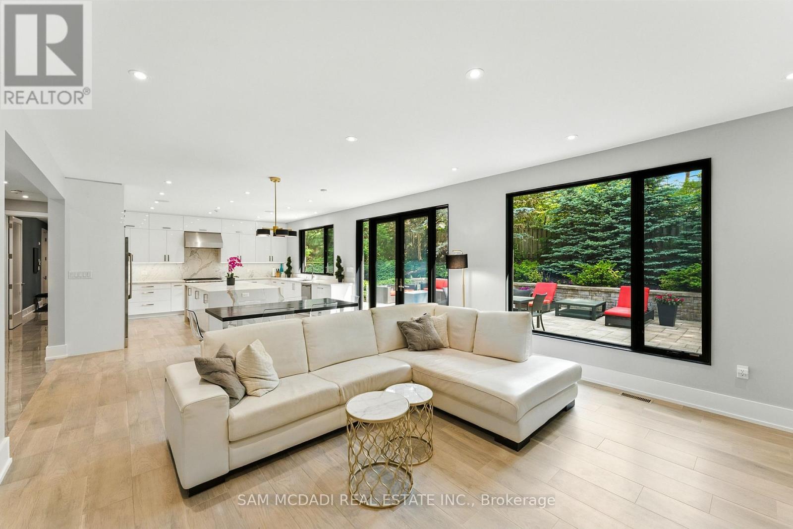 1112 Caldwell Avenue, Mississauga, ON - Indoor Photo Showing Living Room