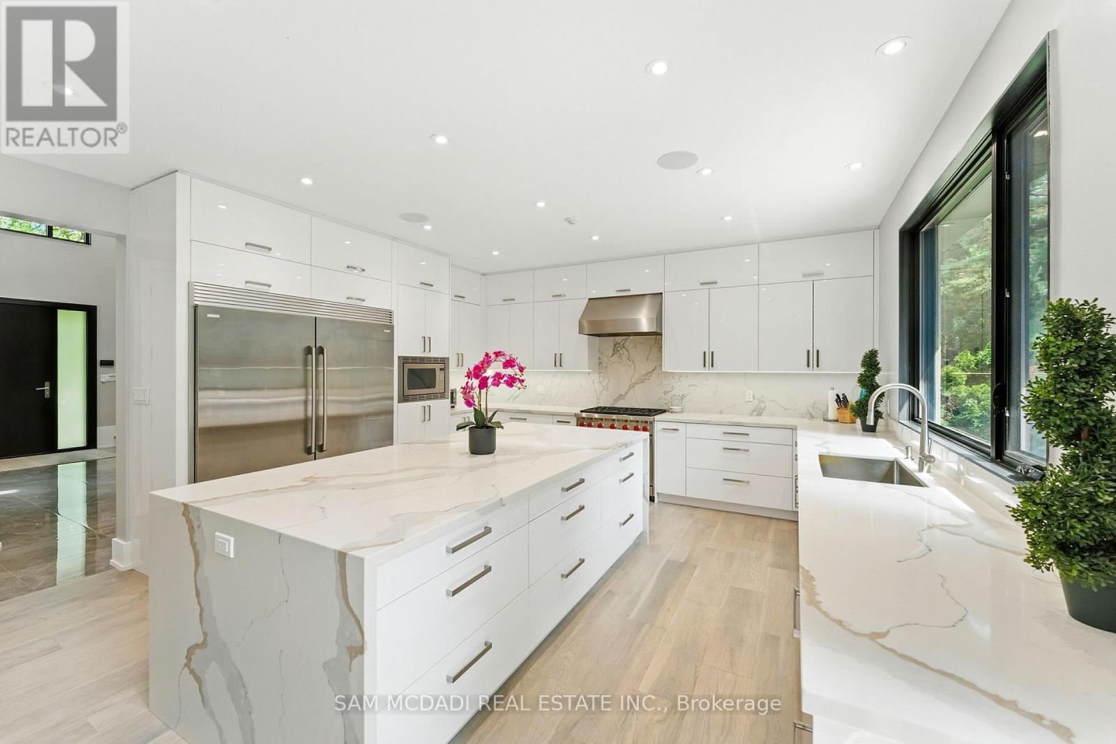 1112 Caldwell Avenue, Mississauga, ON - Indoor Photo Showing Kitchen With Upgraded Kitchen