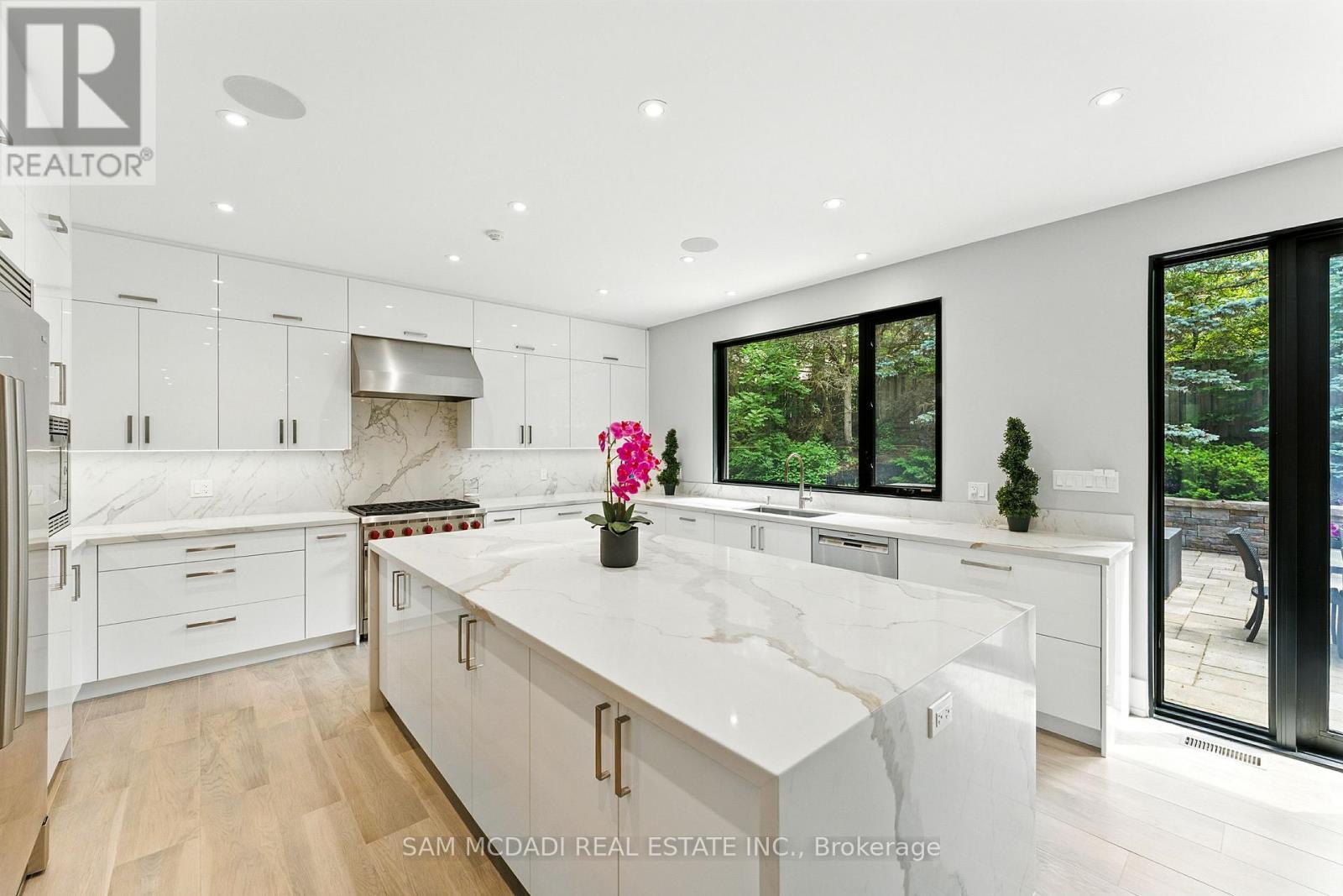 1112 Caldwell Avenue, Mississauga, ON - Indoor Photo Showing Kitchen With Upgraded Kitchen