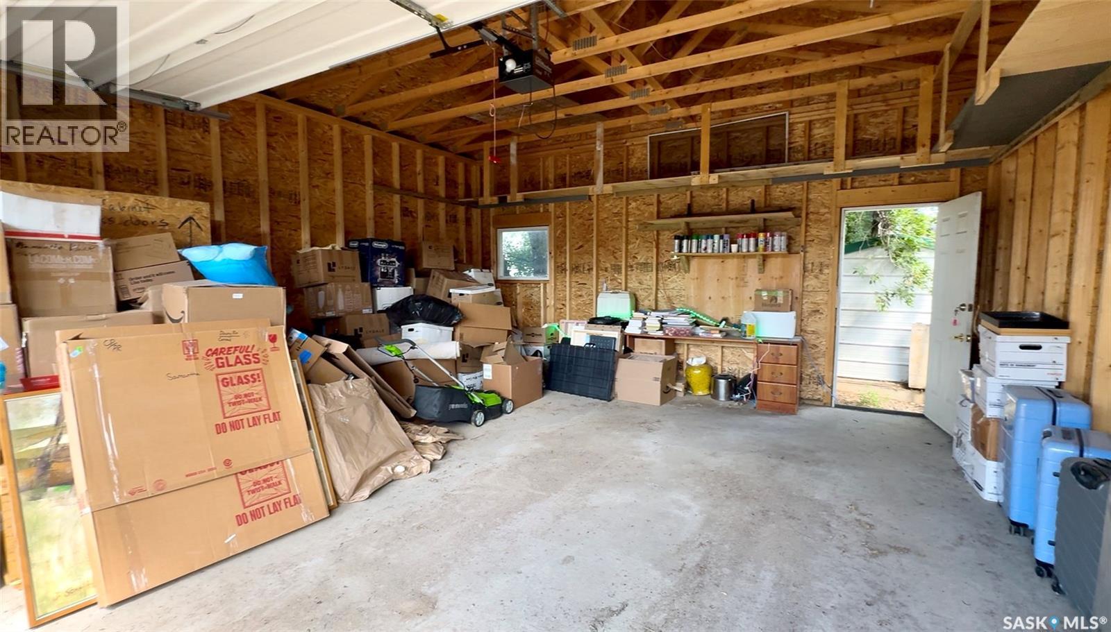 217 L Avenue N, Saskatoon, SK - Indoor Photo Showing Garage