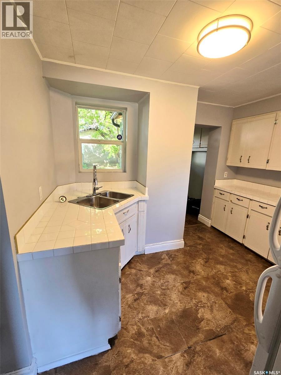 217 L Avenue N, Saskatoon, SK - Indoor Photo Showing Kitchen With Double Sink