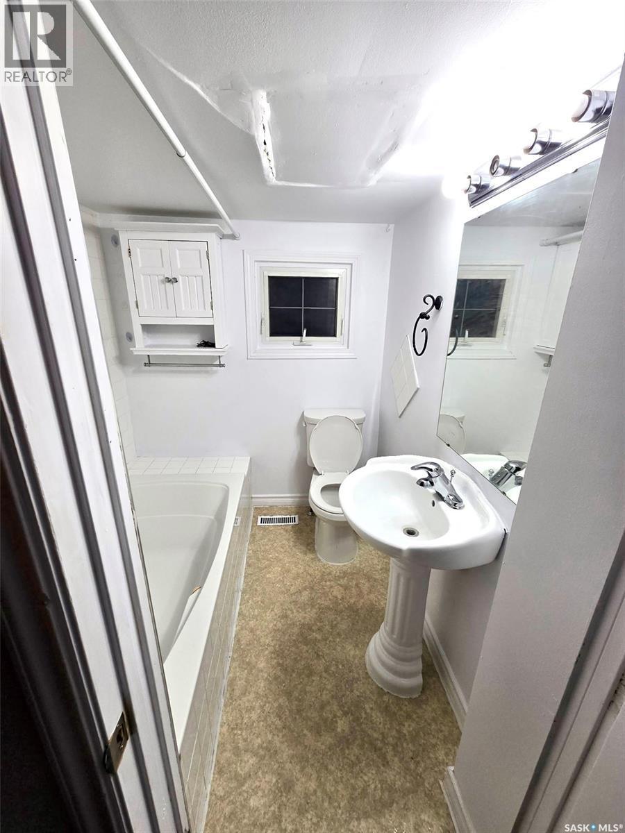 217 L Avenue N, Saskatoon, SK - Indoor Photo Showing Bathroom