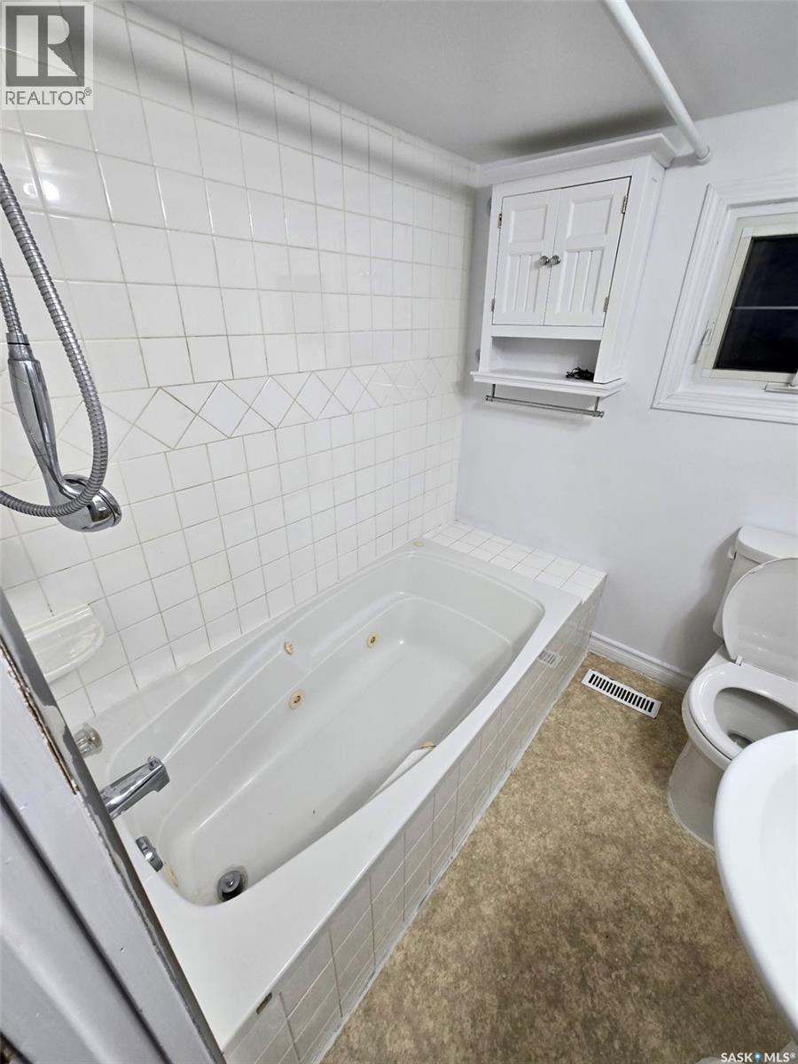 217 L Avenue N, Saskatoon, SK - Indoor Photo Showing Bathroom