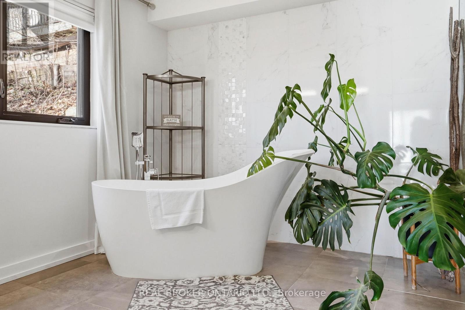 868 Danforth Place, Burlington, ON - Indoor