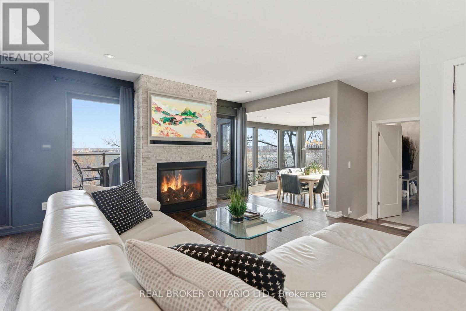 868 Danforth Place, Burlington, ON - Indoor Photo Showing Living Room With Fireplace