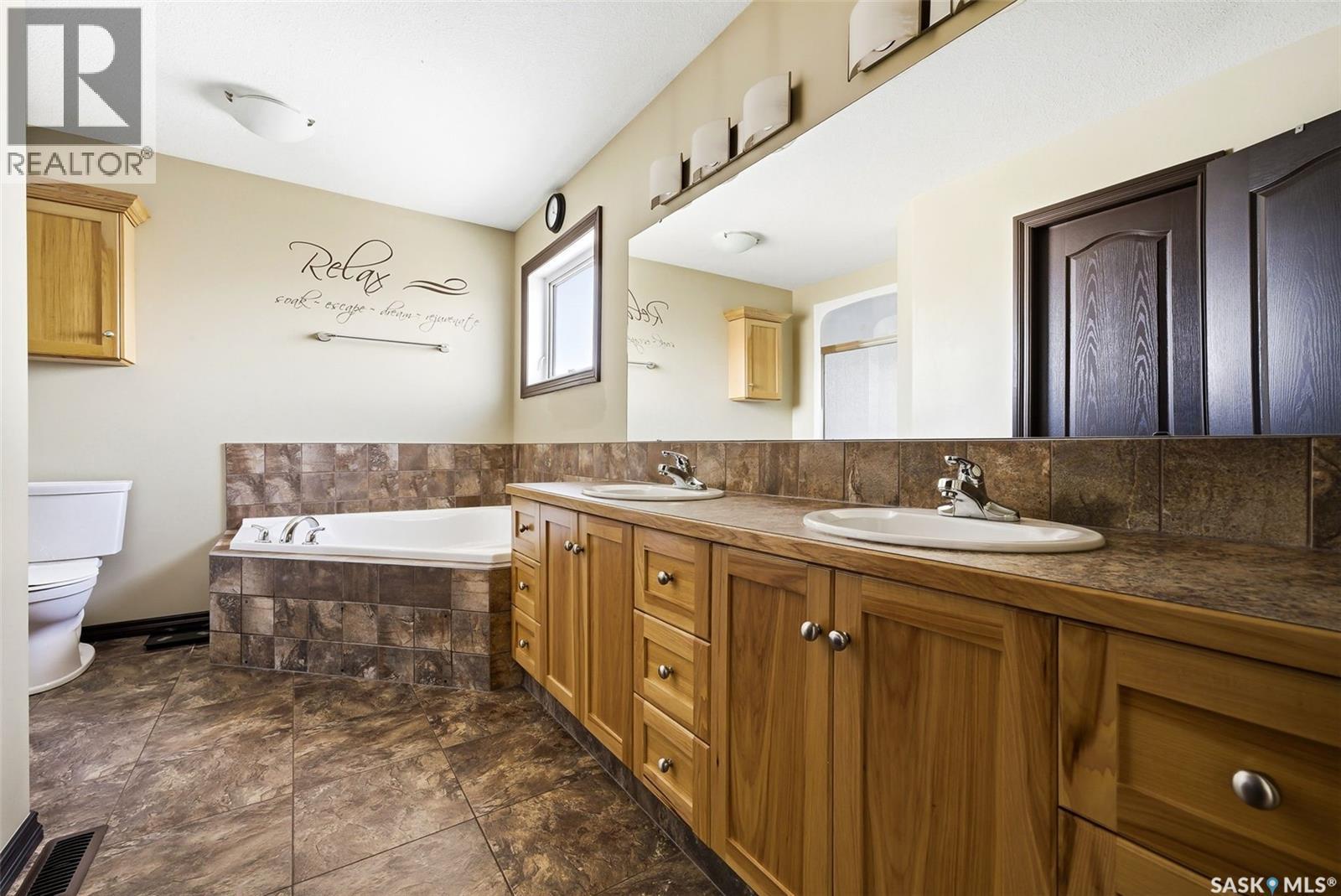 2451 Linner Bay, Regina, SK - Indoor Photo Showing Bathroom