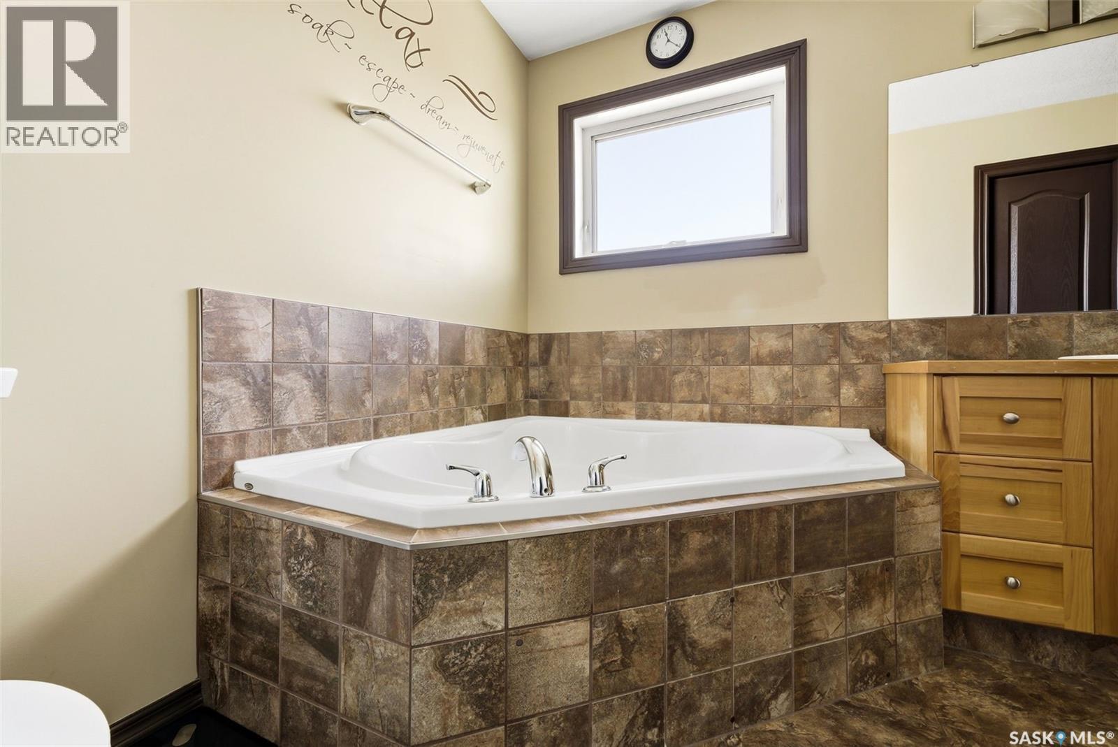 2451 Linner Bay, Regina, SK - Indoor Photo Showing Bathroom