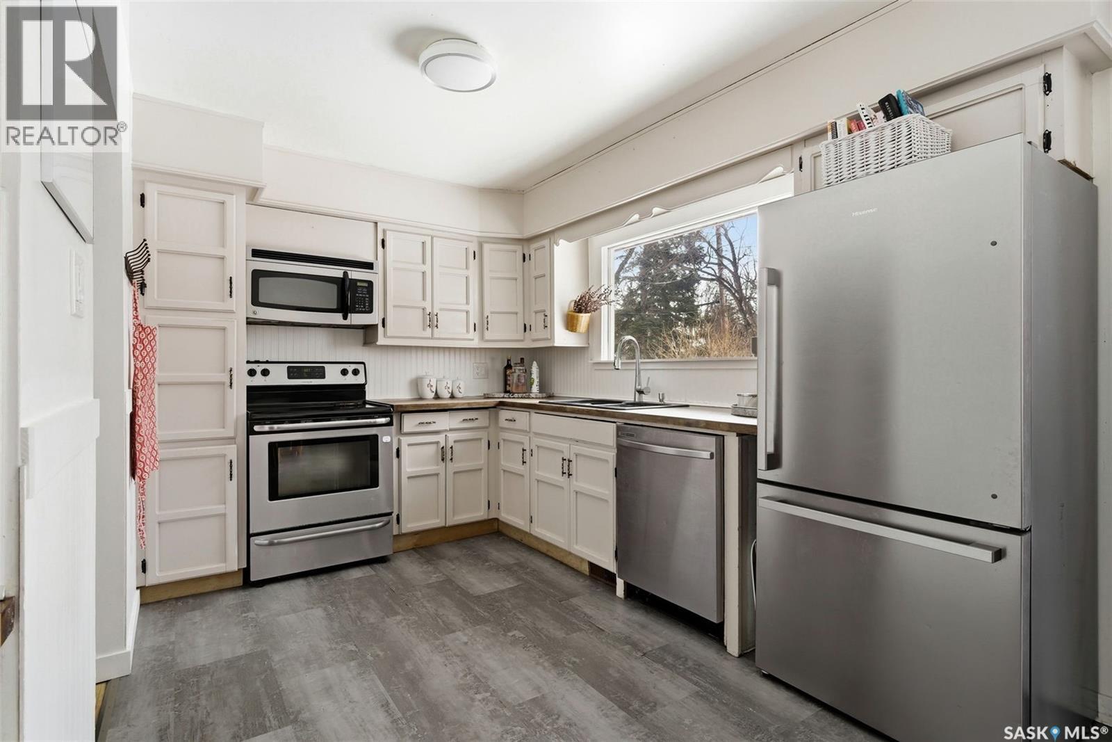 18 Marsh Crescent, Regina, SK - Indoor Photo Showing Kitchen With Stainless Steel Kitchen