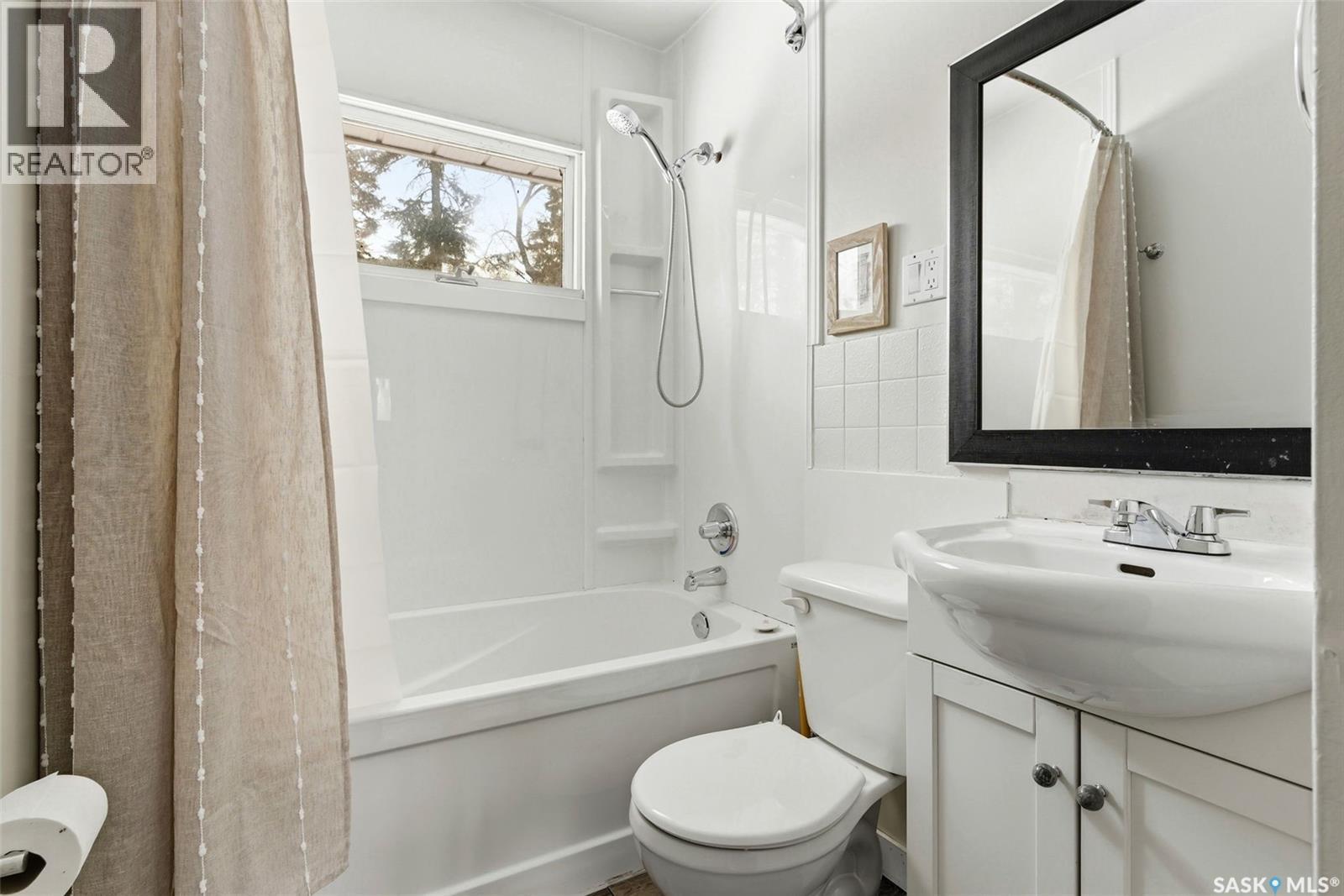 18 Marsh Crescent, Regina, SK - Indoor Photo Showing Bathroom