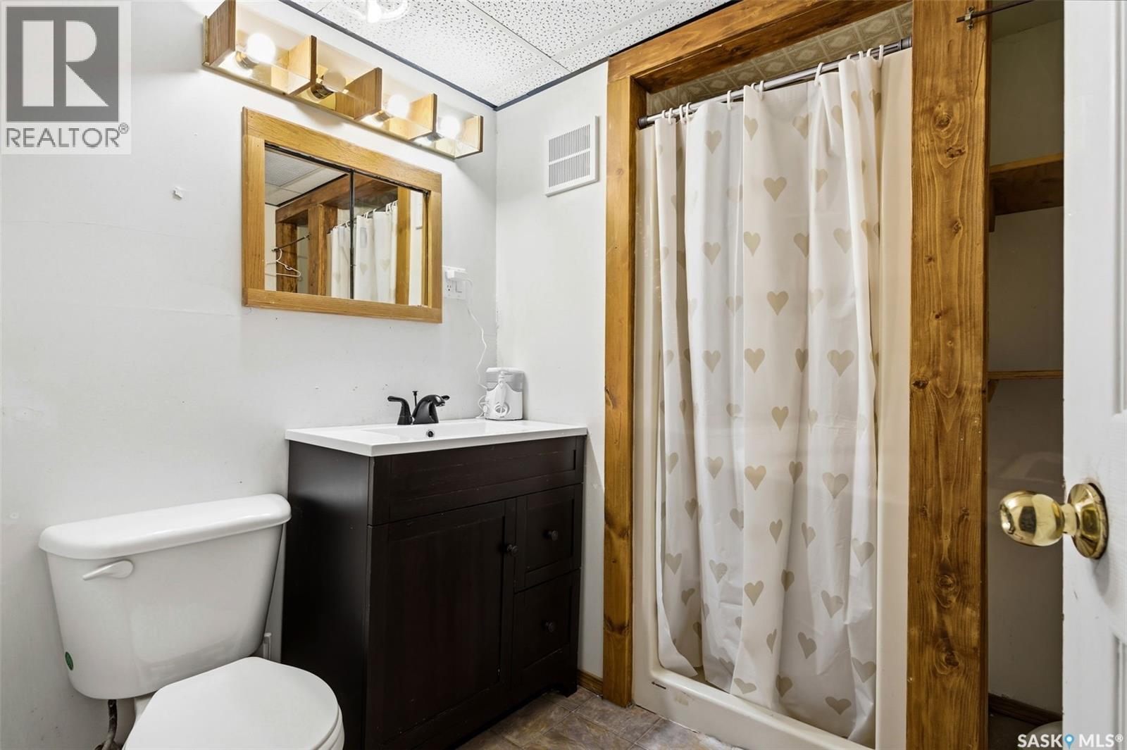 18 Marsh Crescent, Regina, SK - Indoor Photo Showing Bathroom