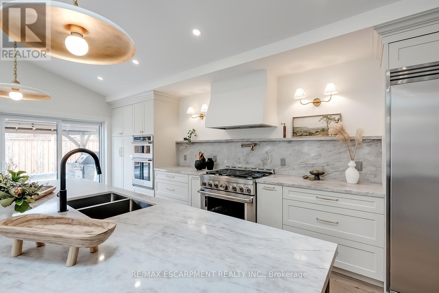 251 Glen Afton Drive, Burlington, ON - Indoor Photo Showing Kitchen With Double Sink With Upgraded Kitchen