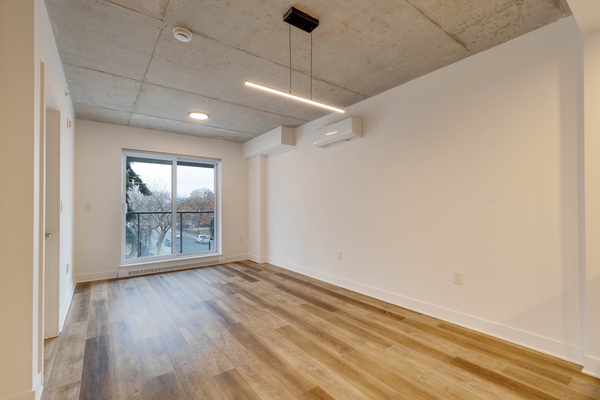 Living Room - 402-1620 Boul. De La Côte-Vertu, Montréal (Saint-Laurent), QC - Indoor Photo Showing Other Room