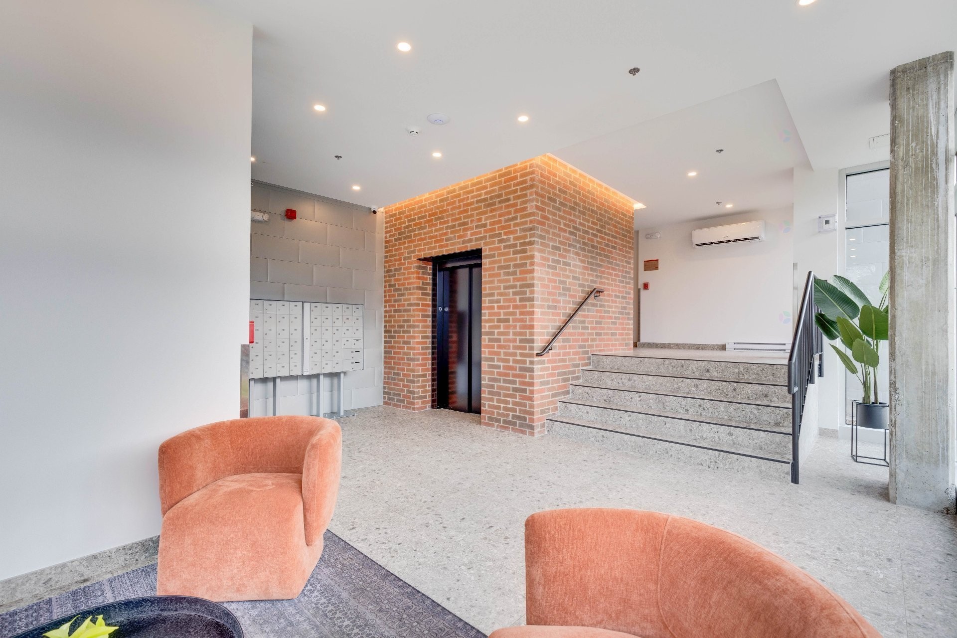 Entry - 402-1620 Boul. De La Côte-Vertu, Montréal (Saint-Laurent), QC - Indoor Photo Showing Other Room