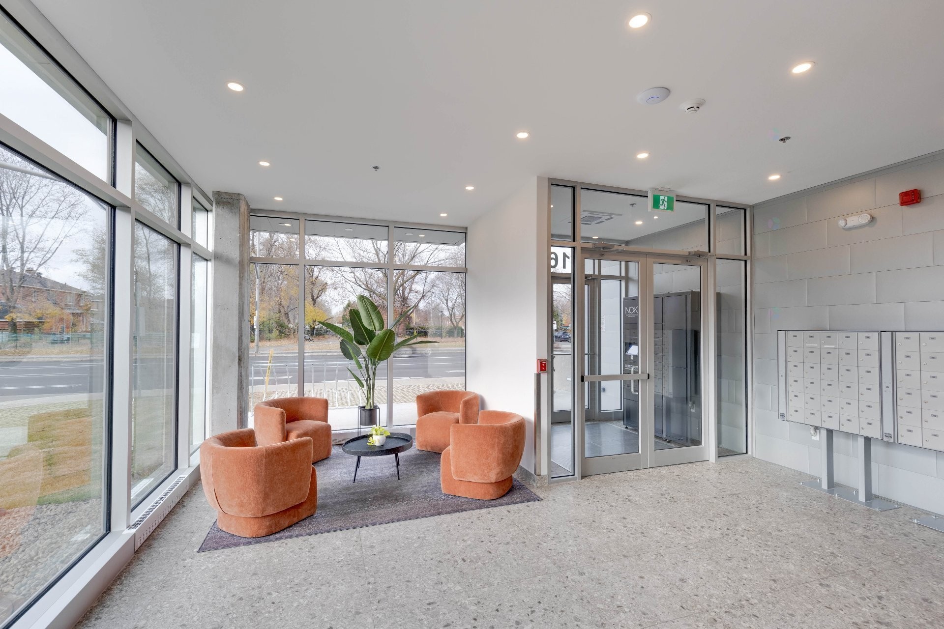 Entry - 402-1620 Boul. De La Côte-Vertu, Montréal (Saint-Laurent), QC - Indoor Photo Showing Other Room