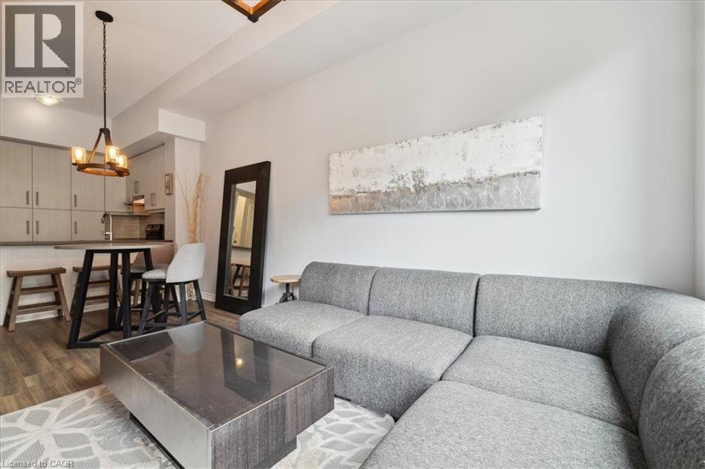 Living area featuring wood finished floors - 40 Esplanade Lane Unit# 102, Grimsby, ON - Indoor Photo Showing Living Room