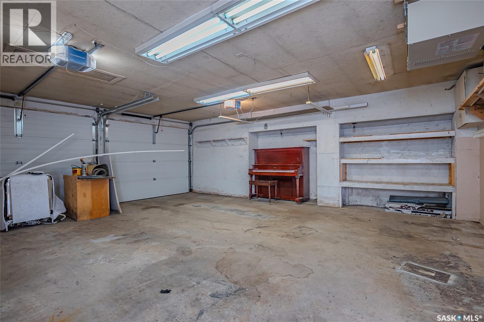 1410 Argyle Avenue, Saskatoon, SK - Indoor Photo Showing Garage
