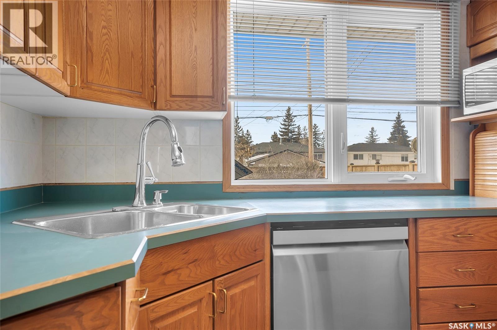 1410 Argyle Avenue, Saskatoon, SK - Indoor Photo Showing Kitchen With Double Sink