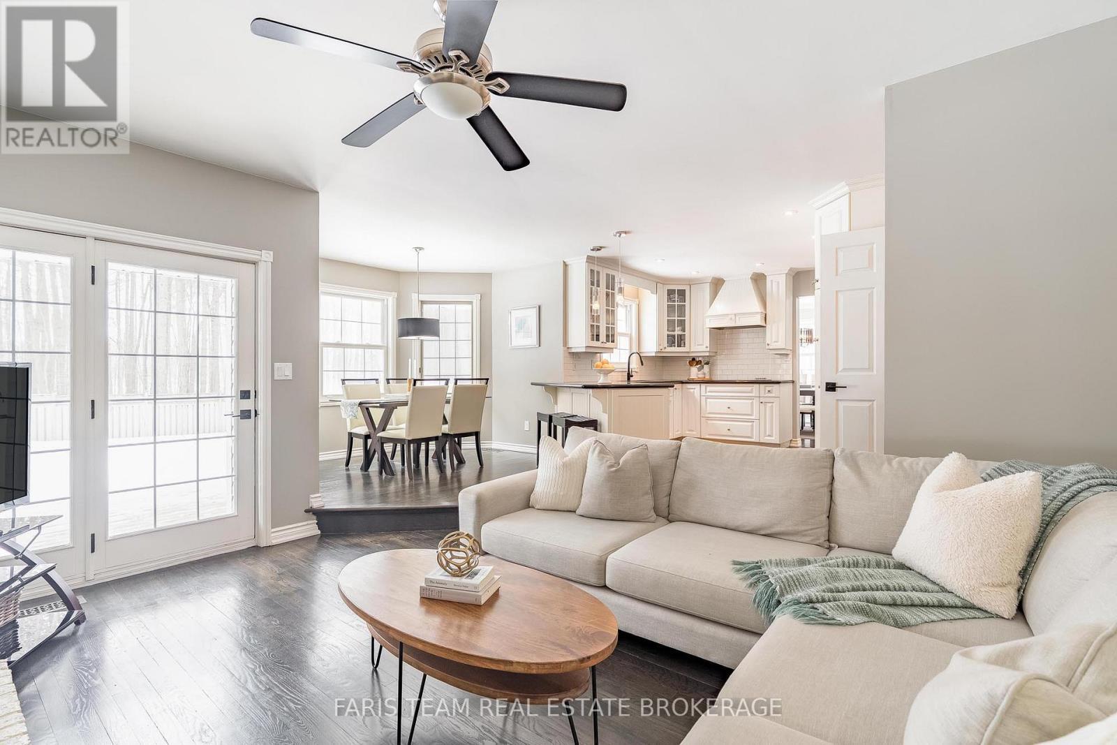 5 Bailey Crescent, Tiny, ON - Indoor Photo Showing Living Room