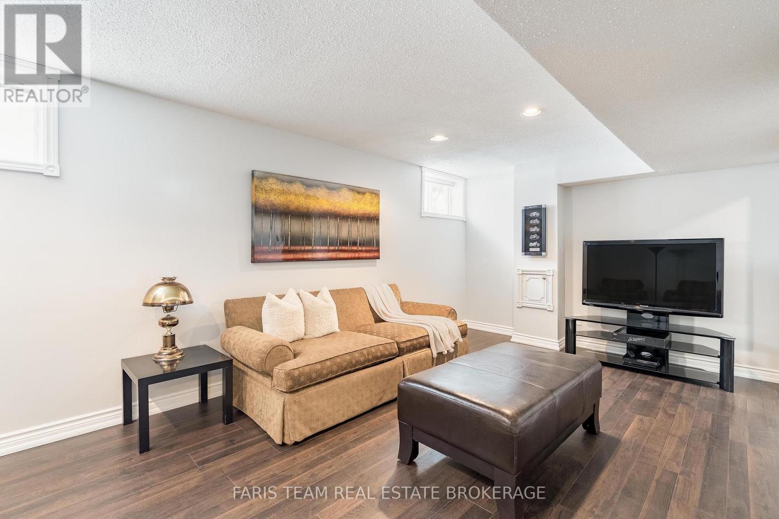 5 Bailey Crescent, Tiny, ON - Indoor Photo Showing Living Room