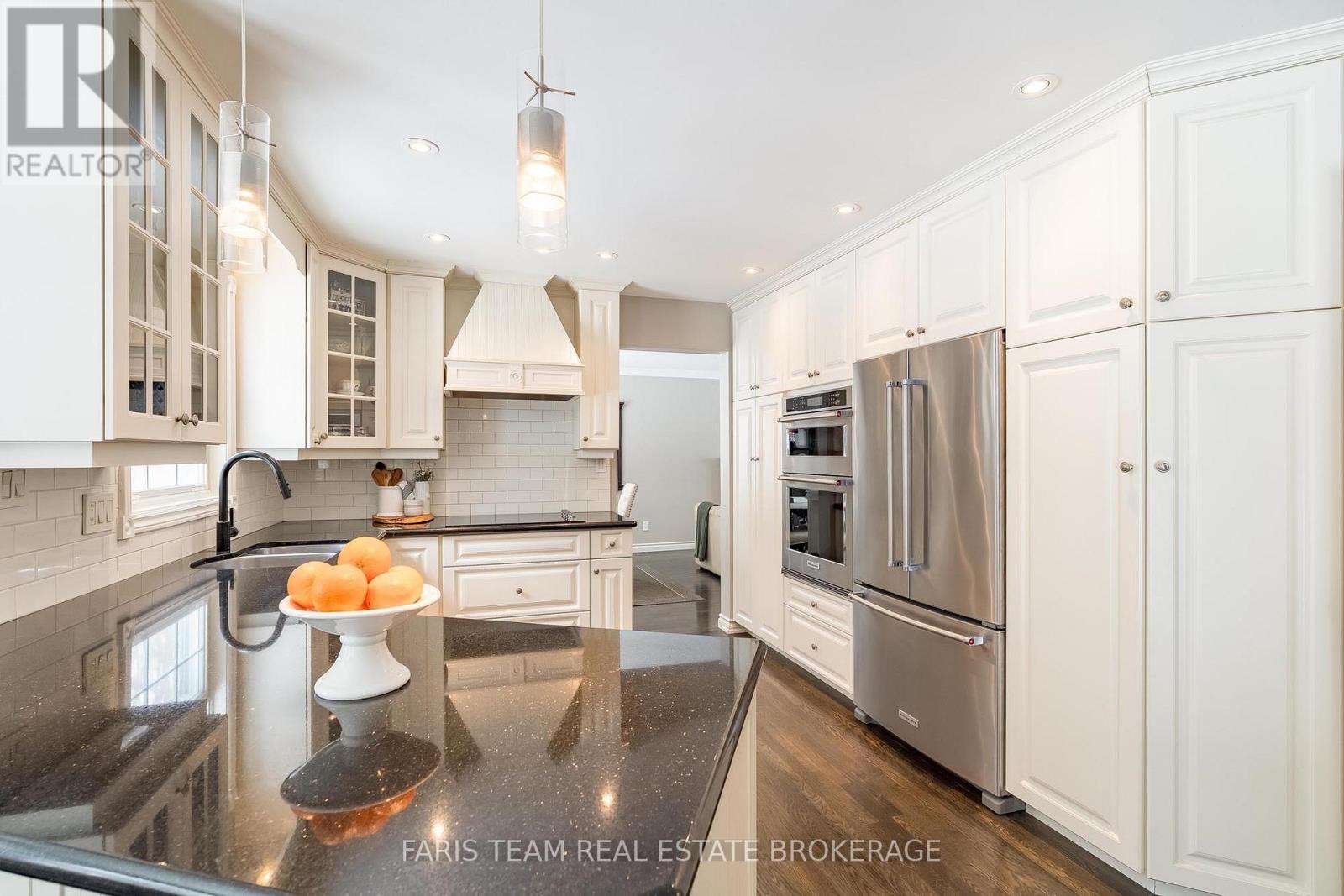 5 Bailey Crescent, Tiny, ON - Indoor Photo Showing Kitchen With Upgraded Kitchen