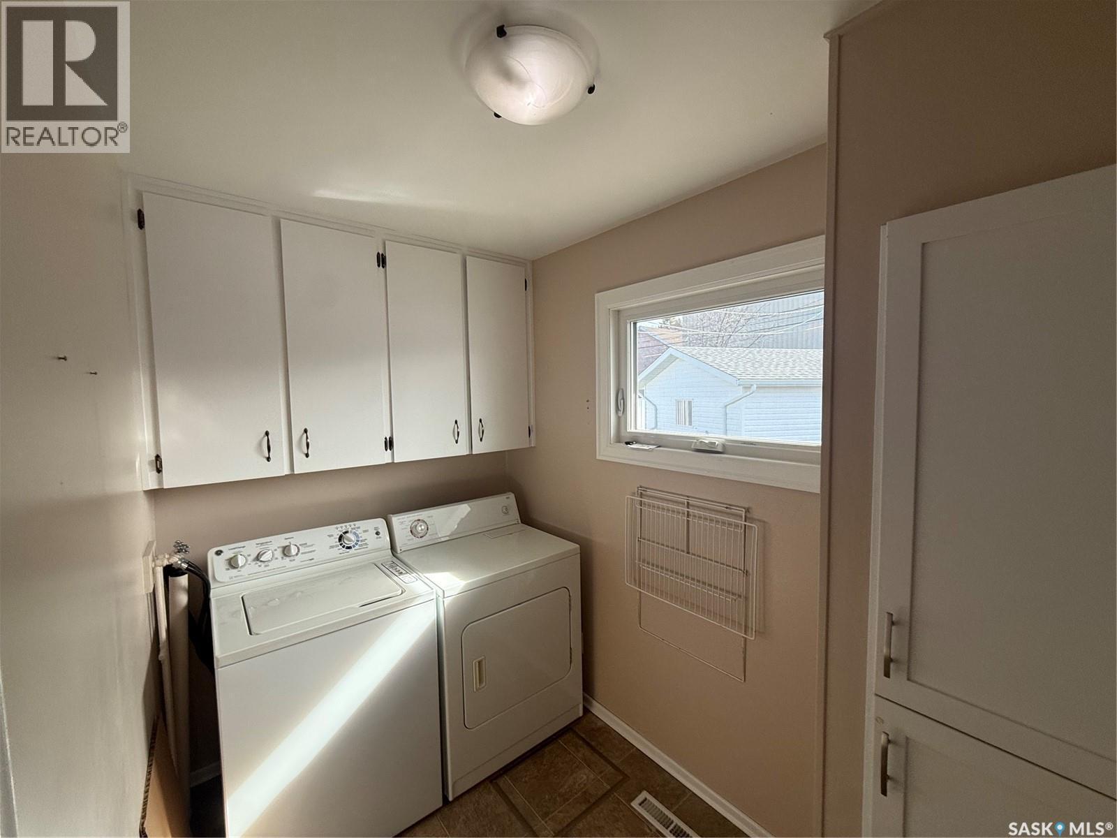 302 3Rd Avenue E, Assiniboia, SK - Indoor Photo Showing Laundry Room