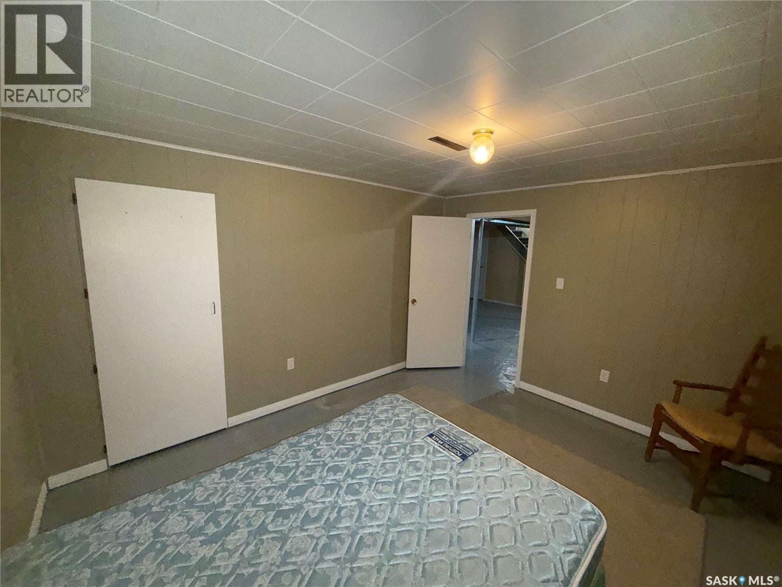 302 3Rd Avenue E, Assiniboia, SK - Indoor