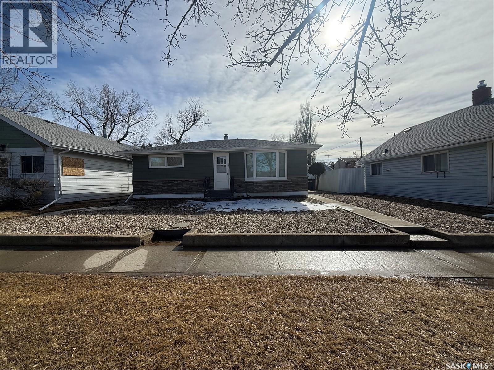 302 3Rd Avenue E, Assiniboia, SK - Outdoor