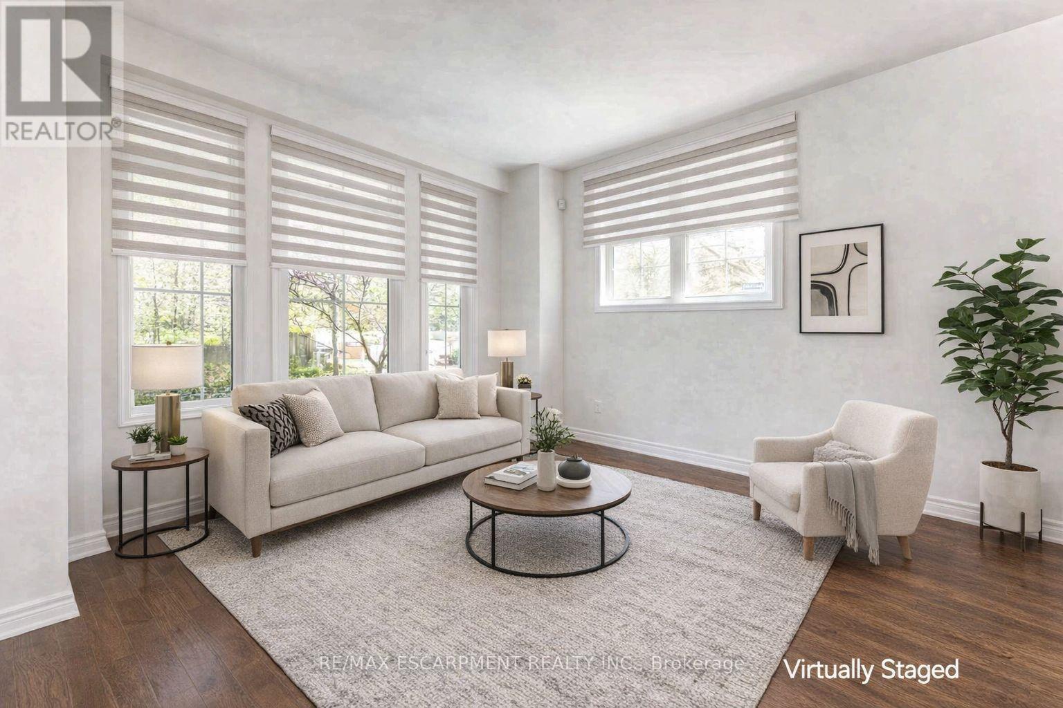 1203 Lorne Park Road, Mississauga, ON - Indoor Photo Showing Living Room