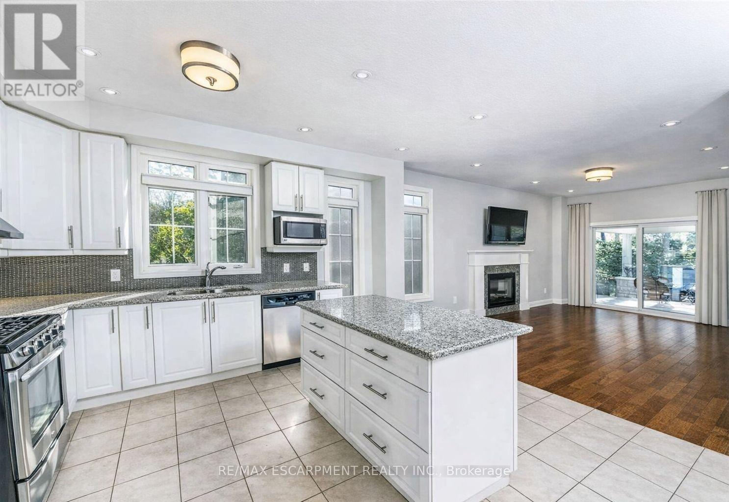 1203 Lorne Park Road, Mississauga, ON - Indoor Photo Showing Kitchen With Fireplace With Upgraded Kitchen