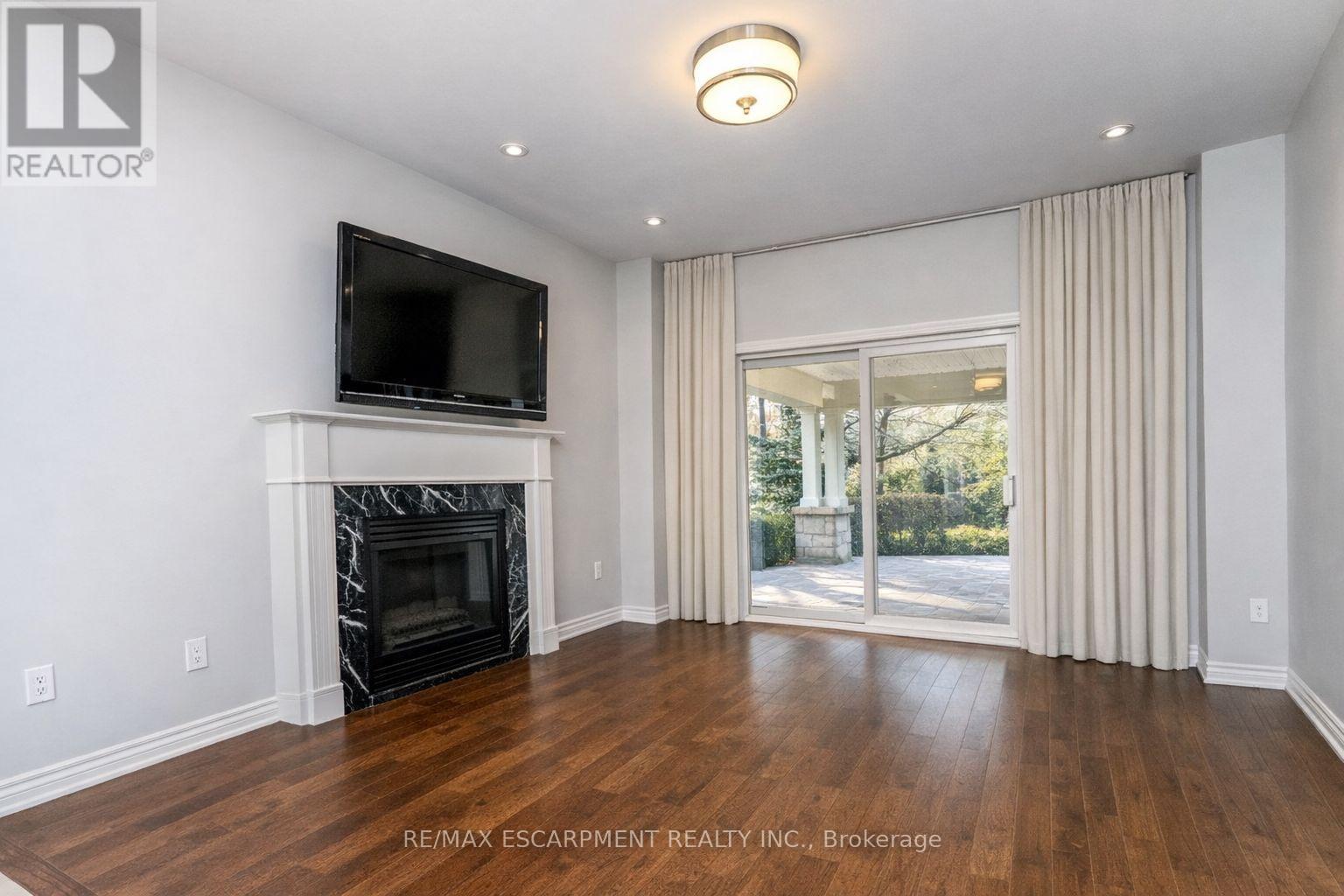 1203 Lorne Park Road, Mississauga, ON - Indoor Photo Showing Living Room With Fireplace