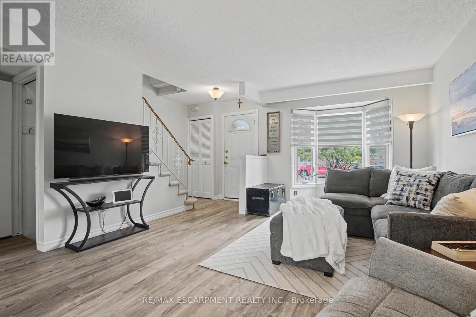 21 Greystone Crescent, St. Catharines, ON - Indoor Photo Showing Living Room
