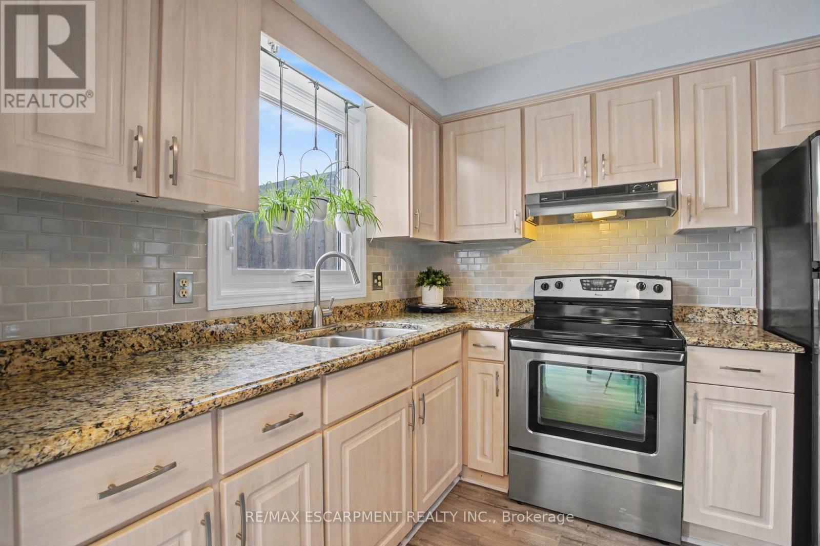 21 Greystone Crescent, St. Catharines, ON - Indoor Photo Showing Kitchen With Double Sink