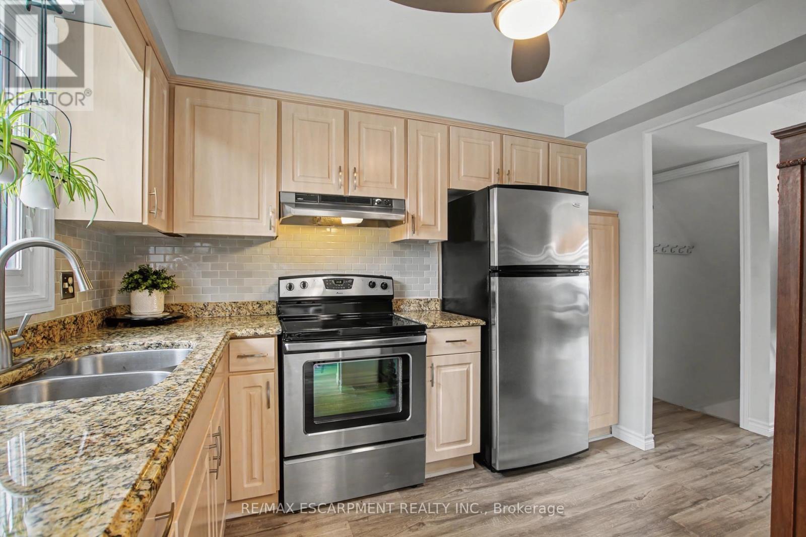 21 Greystone Crescent, St. Catharines, ON - Indoor Photo Showing Kitchen With Double Sink