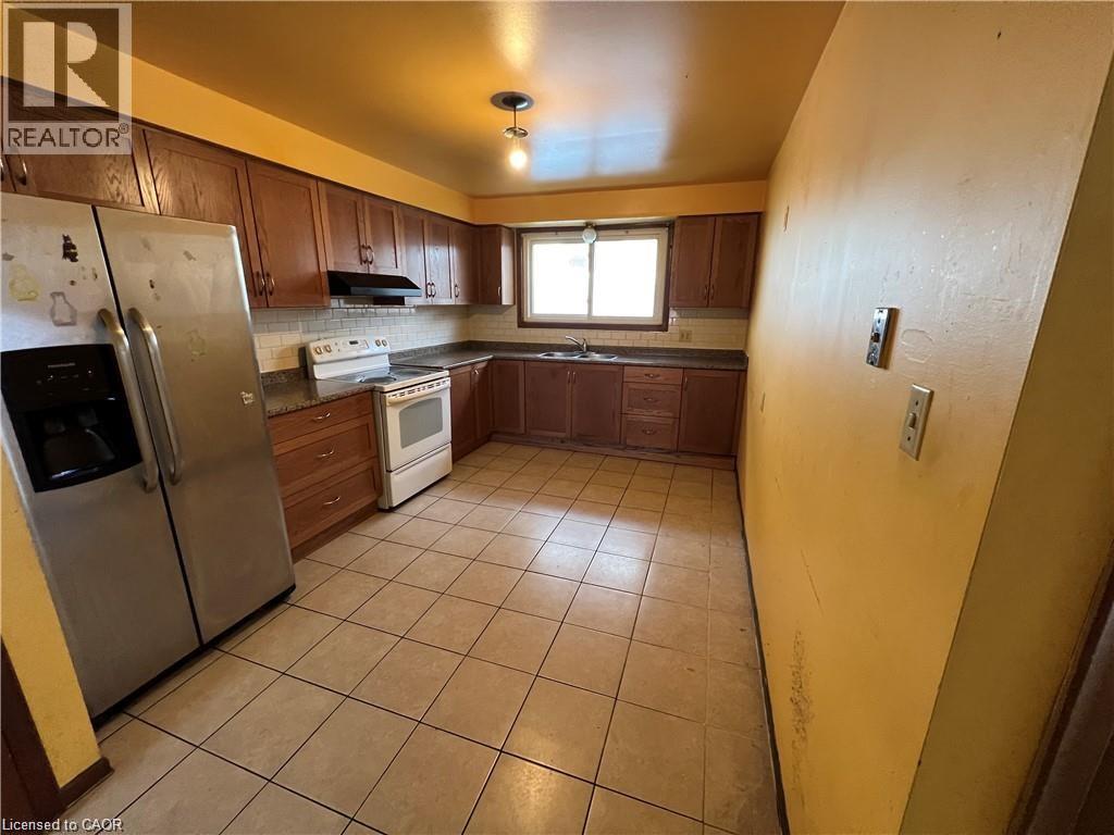 185 Lavina Crescent, Hamilton, ON - Indoor Photo Showing Kitchen With Double Sink