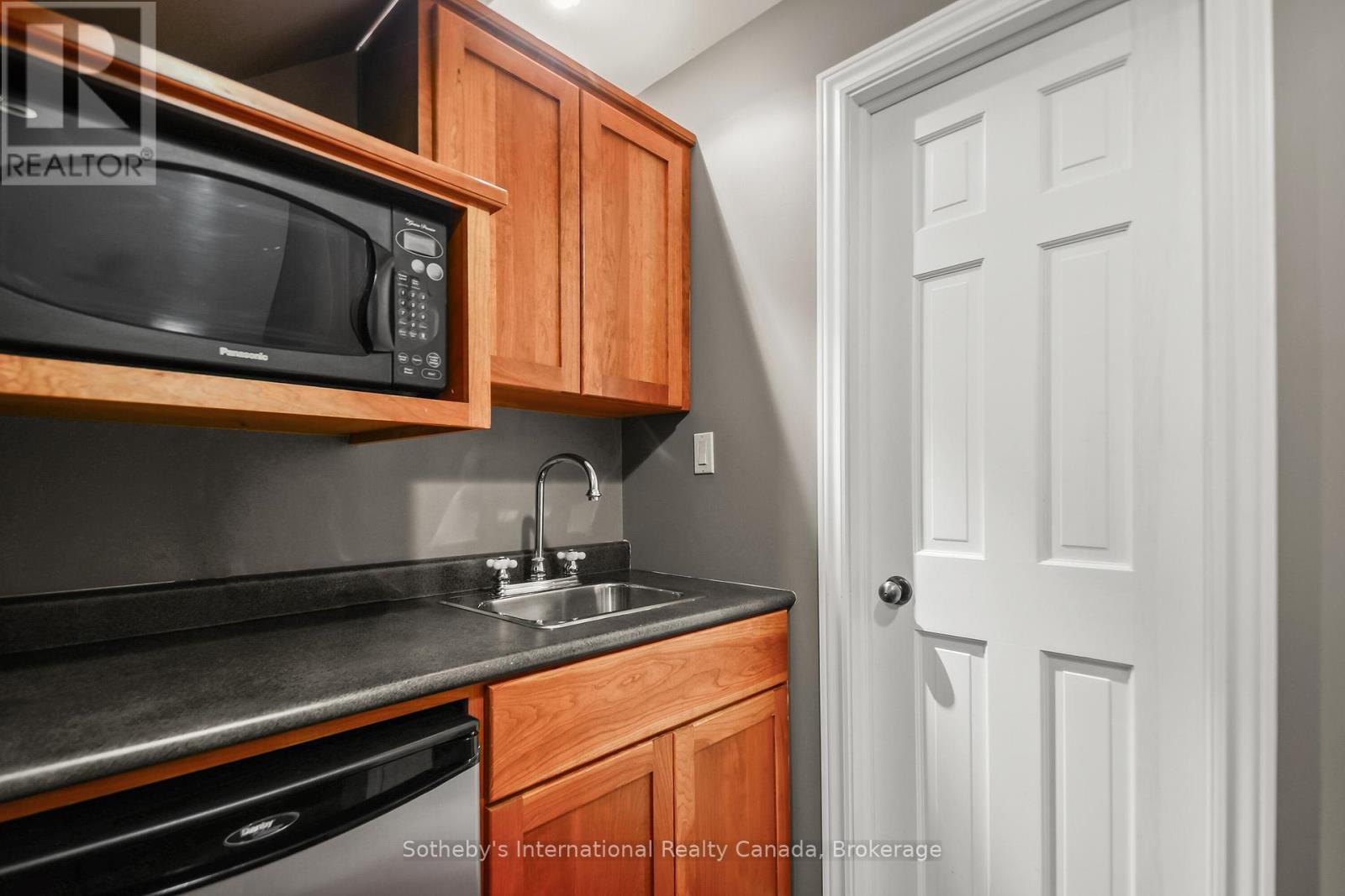 190 Melissa Lane, Tiny, ON - Indoor Photo Showing Kitchen