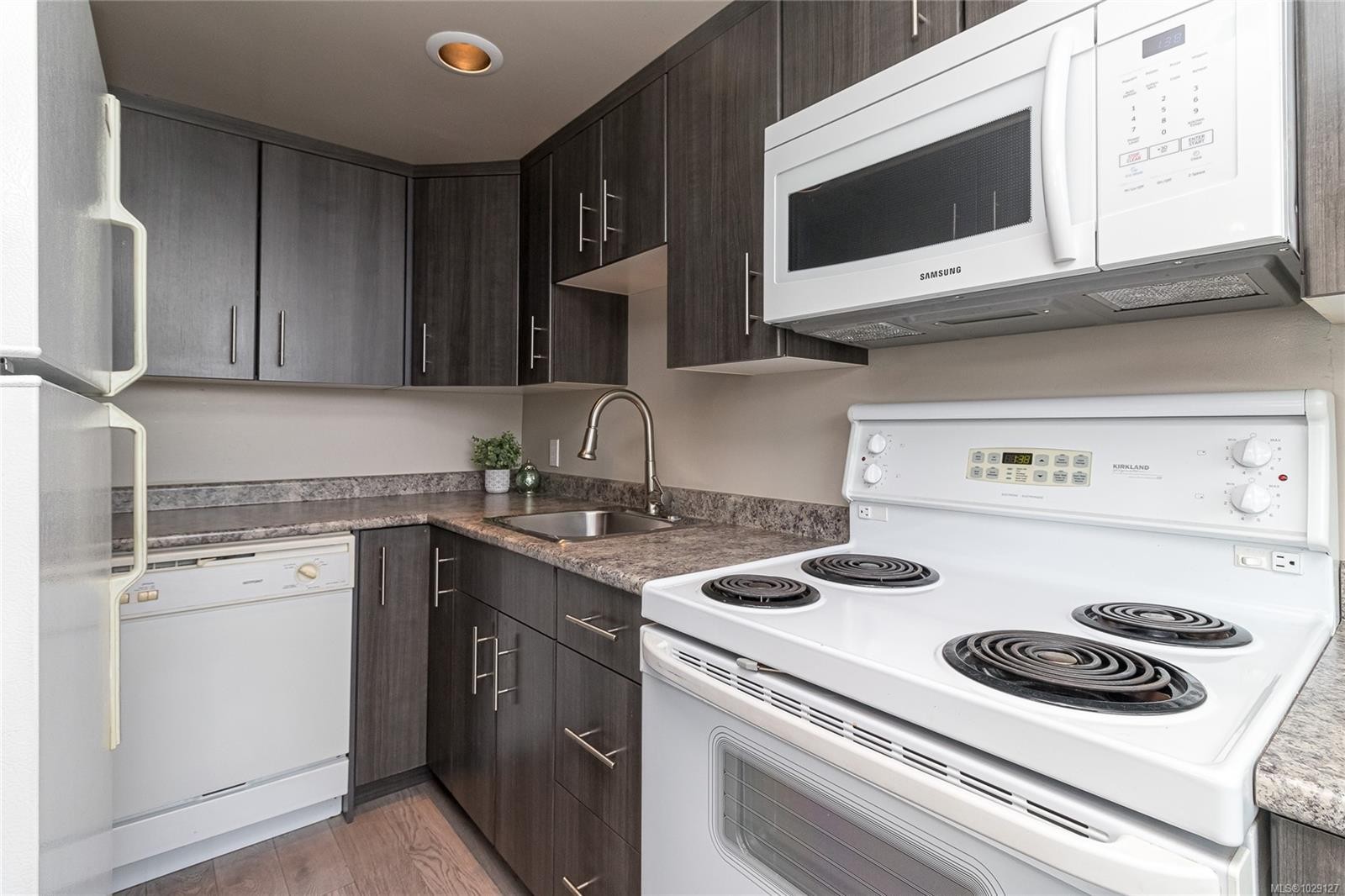 301-9805 Second St, Sidney, BC - Indoor Photo Showing Kitchen