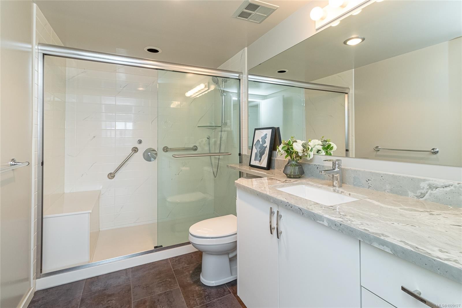 301-9805 Second St, Sidney, BC - Indoor Photo Showing Bathroom