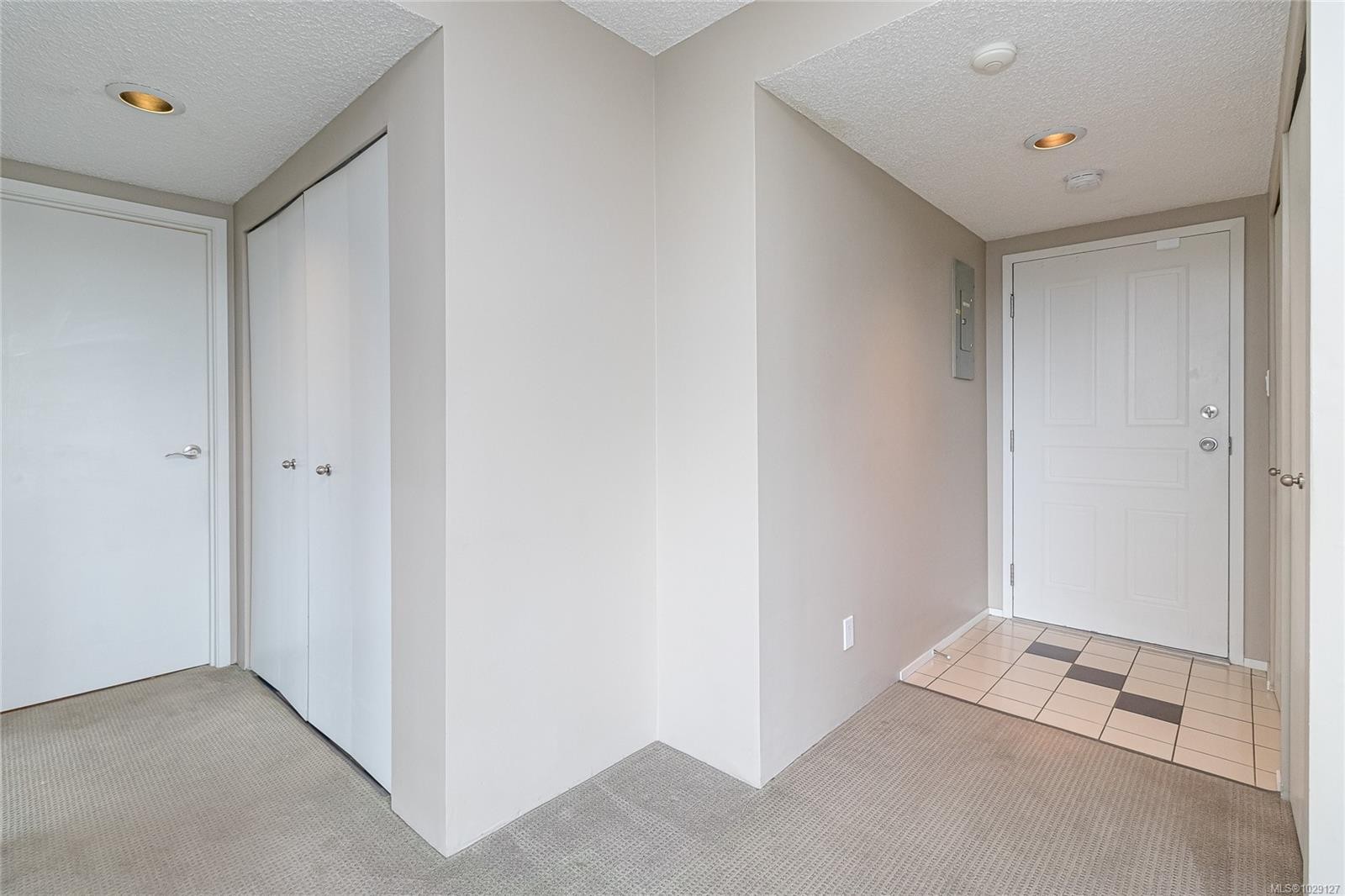 301-9805 Second St, Sidney, BC - Indoor Photo Showing Other Room