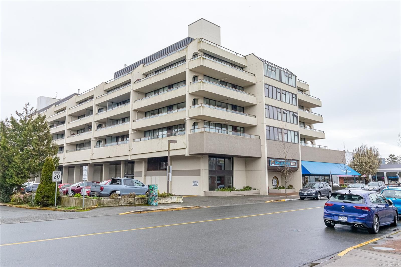 301-9805 Second St, Sidney, BC - Outdoor