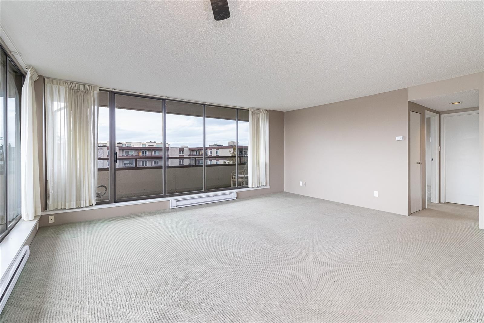 301-9805 Second St, Sidney, BC - Indoor Photo Showing Other Room