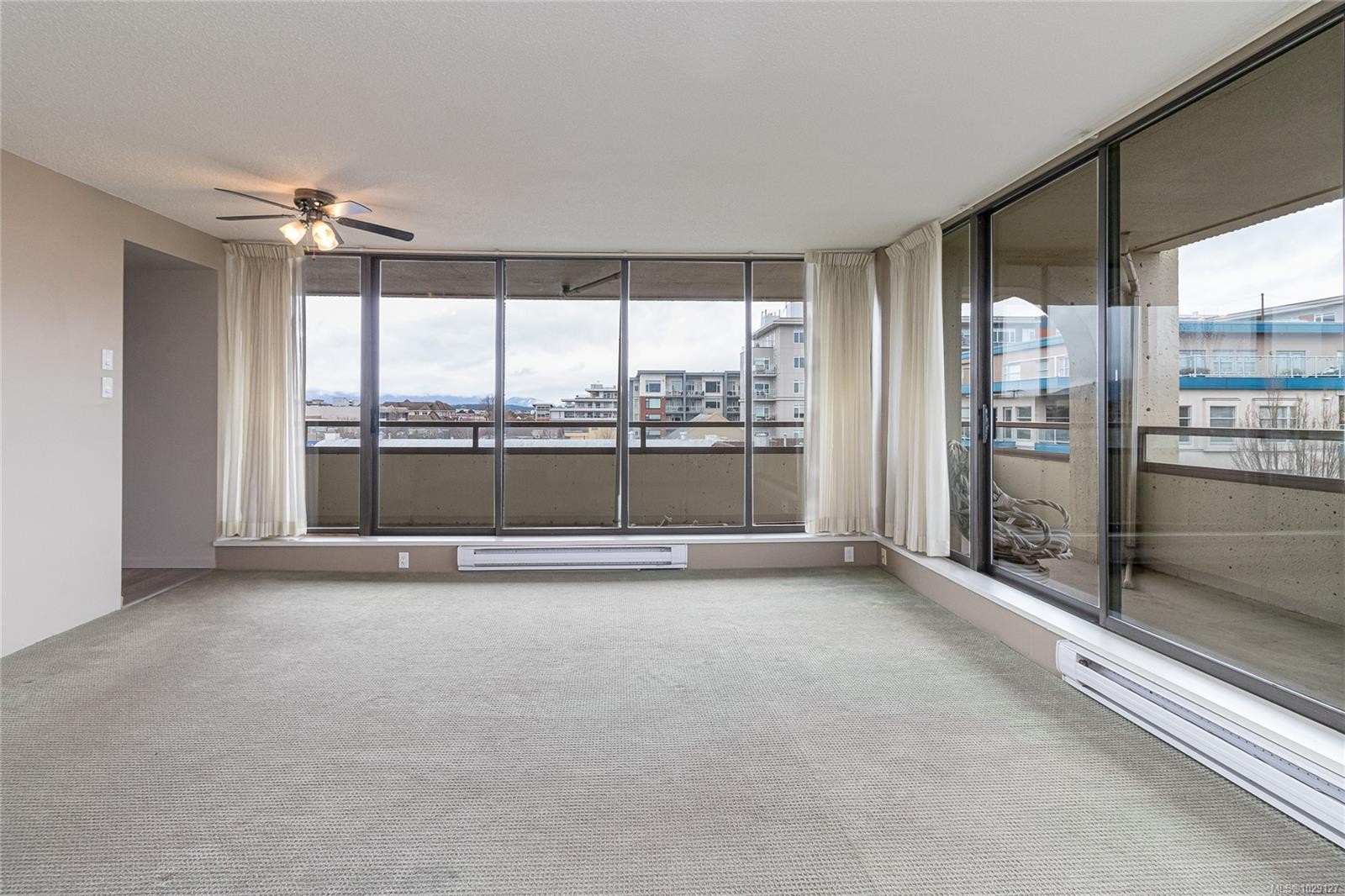 301-9805 Second St, Sidney, BC - Indoor Photo Showing Other Room